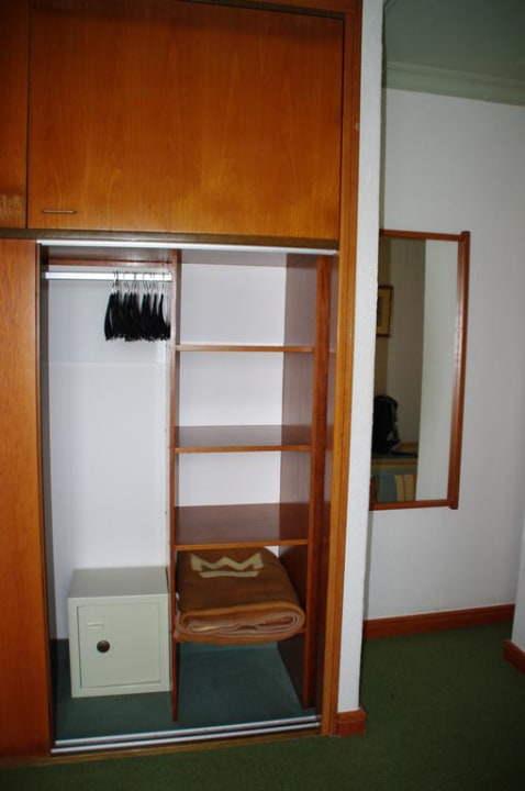 Einzelzimmer rechte Schrankseite Hotel Riu Oliva Beach Resort