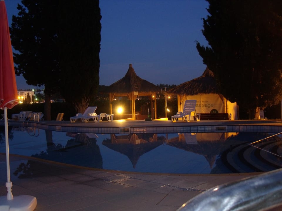 Der Pool als Nachtaufaufnahme Apartments Materada Residence