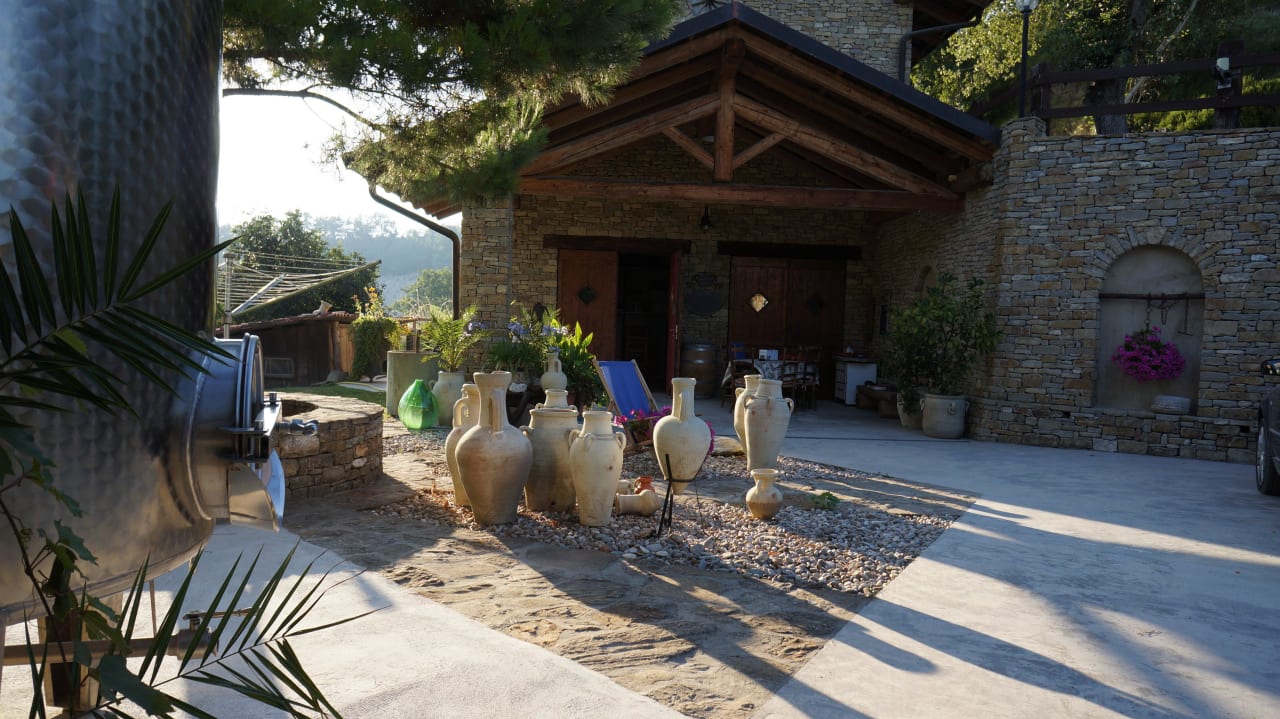 Blick zum Weinlager Agriturismo Sondrea