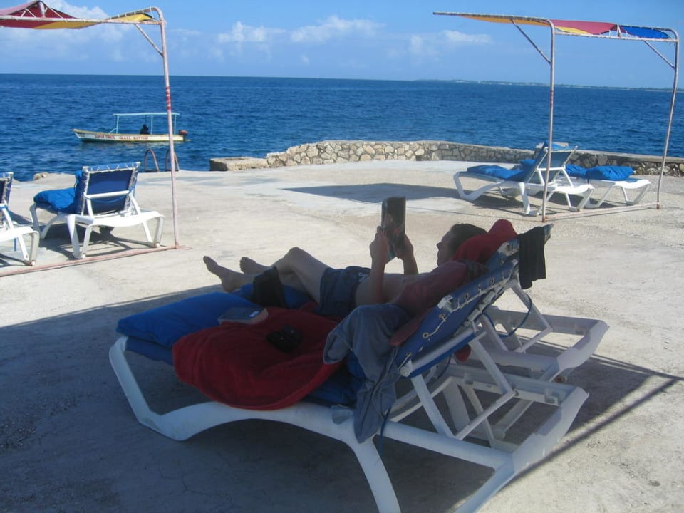 Liegen am Strand Samsara Cliff Resort