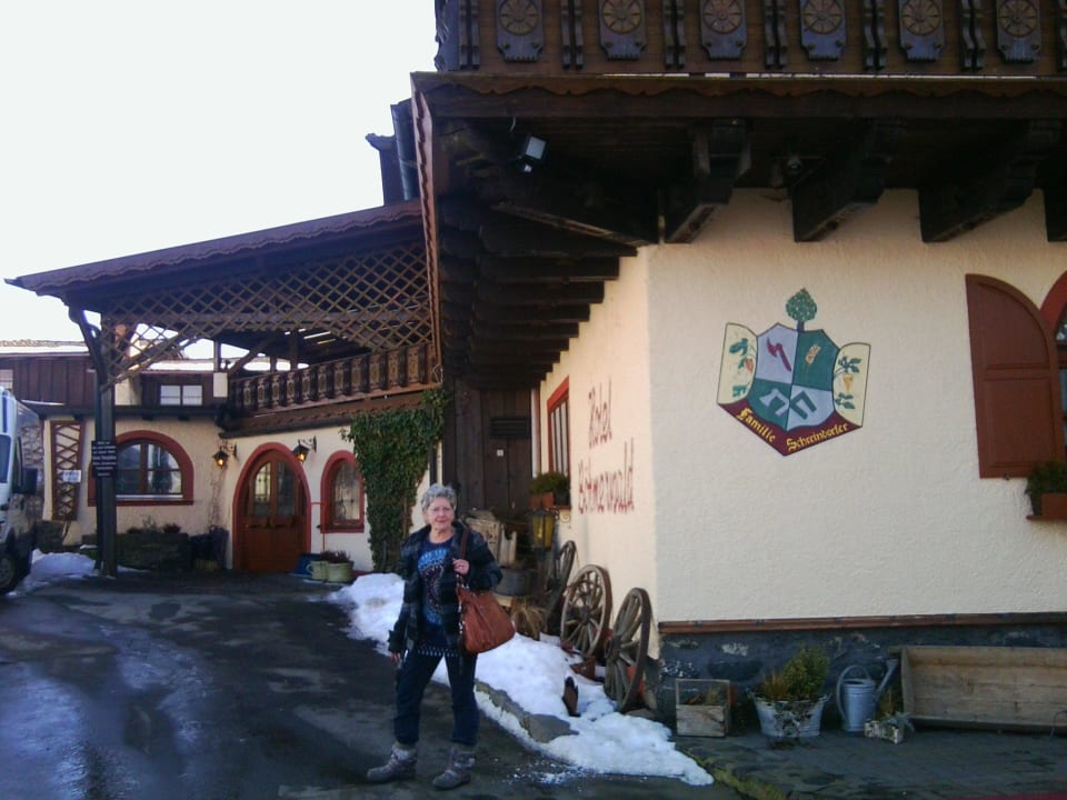 Der Seiteneingang und Anfahrt zum Haupthaus Familotel Der Böhmerwald - Euer Familienhotel im Bayerischen Wald