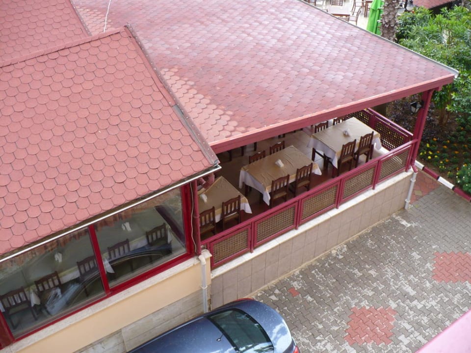 Widoczne dachy stołówki Eftalia Downtown Hotel