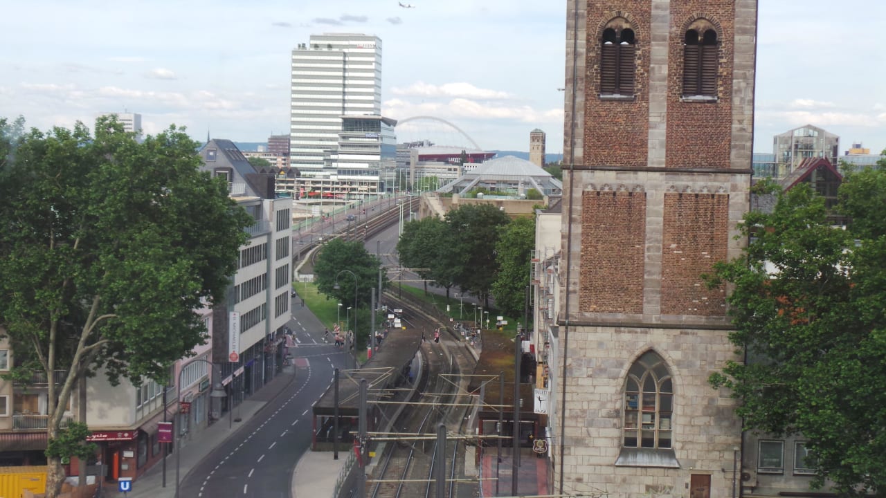 Straßenseite Dorint Hotel am Heumarkt Köln
