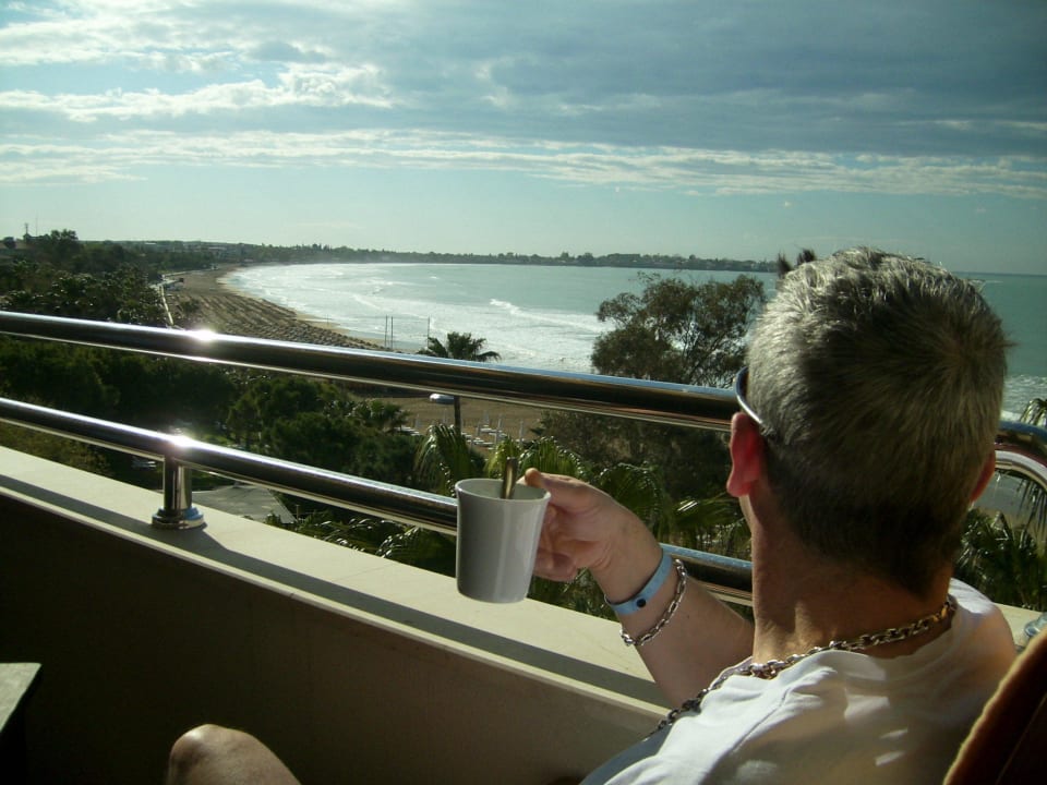 Tasse Kaffee morgens auf dem Balkon Melas Resort Hotel