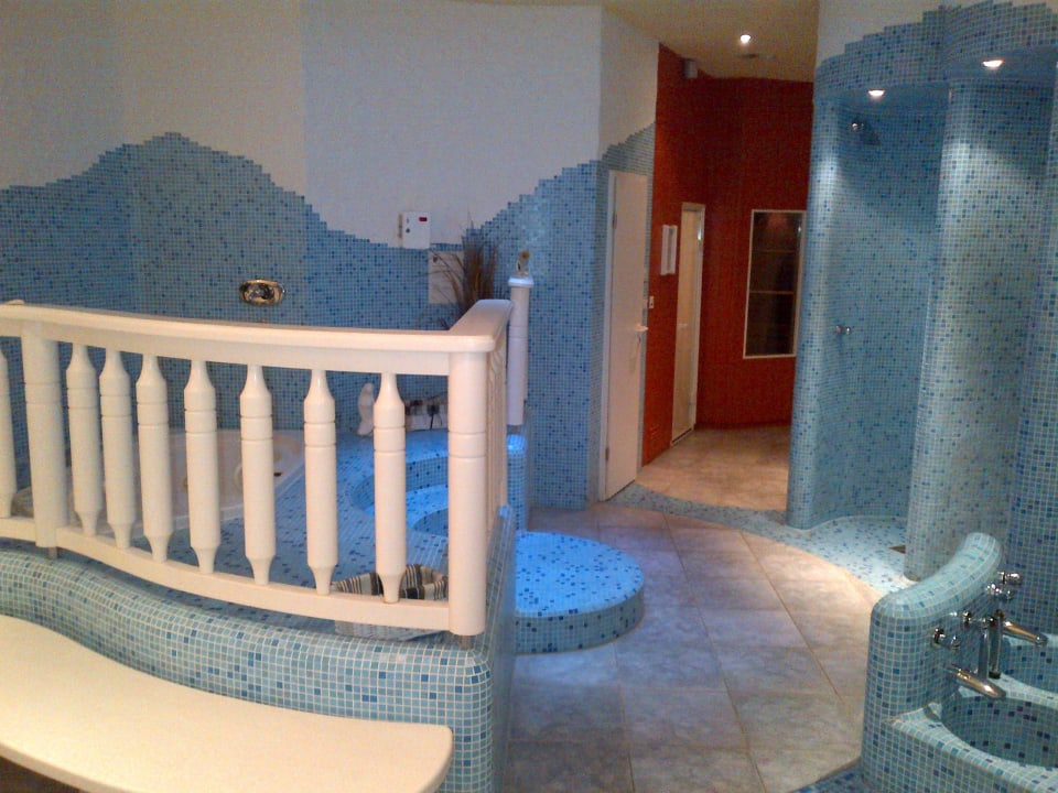 Duschen und kleiner Whirlpool Hotel WunnersWat Verl