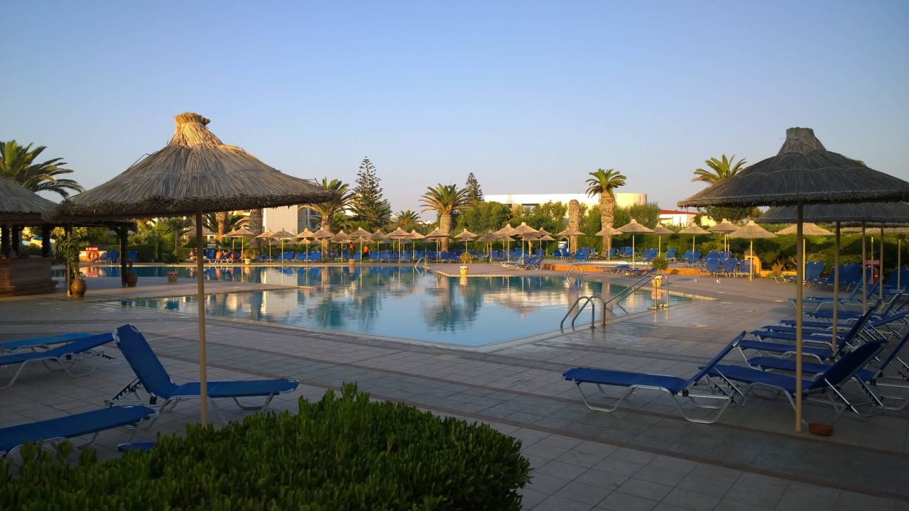 Pool bei Abenddämmerung Anissa Beach & Village