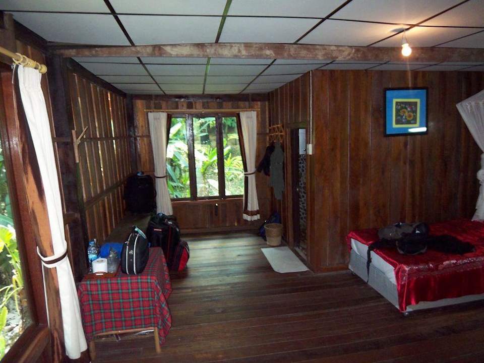 Bungalow von innen Hotel Khao Sok River Cottages