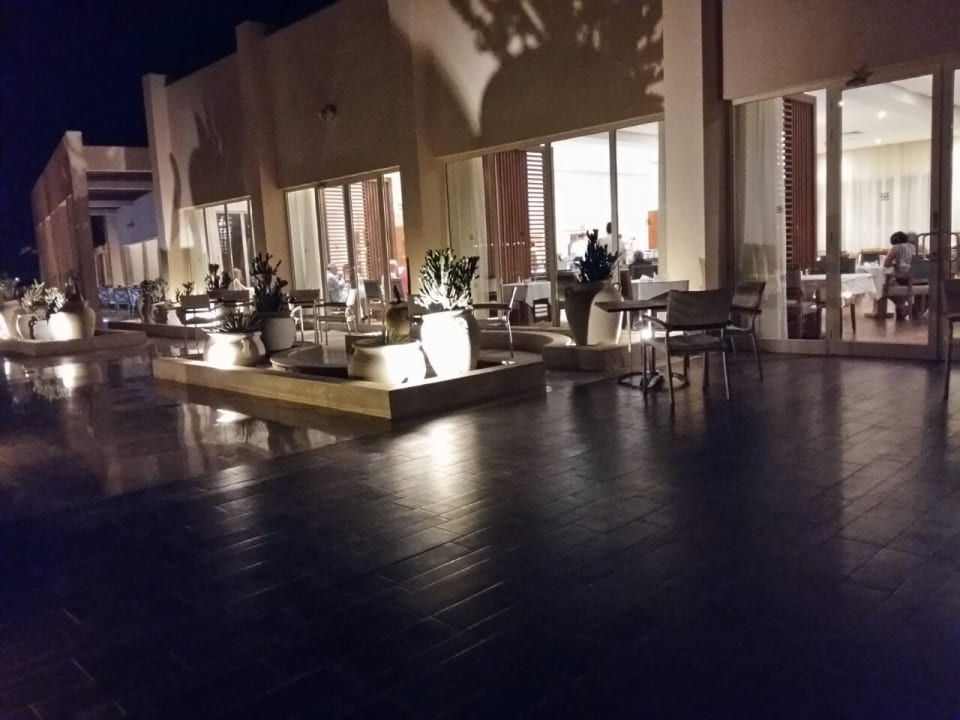 Vor dem Speisesaal Steigenberger Makadi Hotel - Adults only