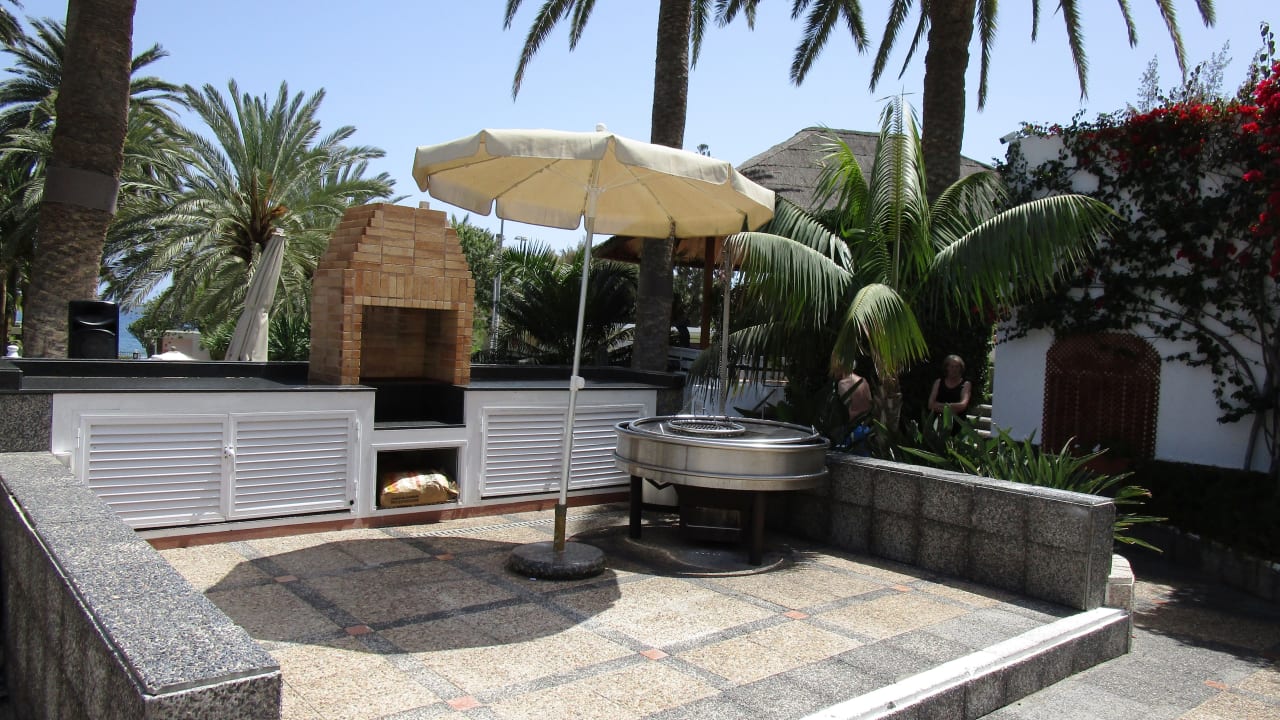 Grillanlage im Poolbereich Bull Costa Canaria & Spa - Adults only