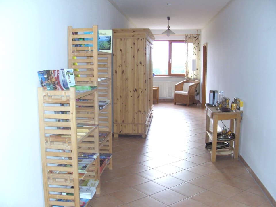 Hotelflur mit Prospektmatererial und Teebar Biohotel Gänz