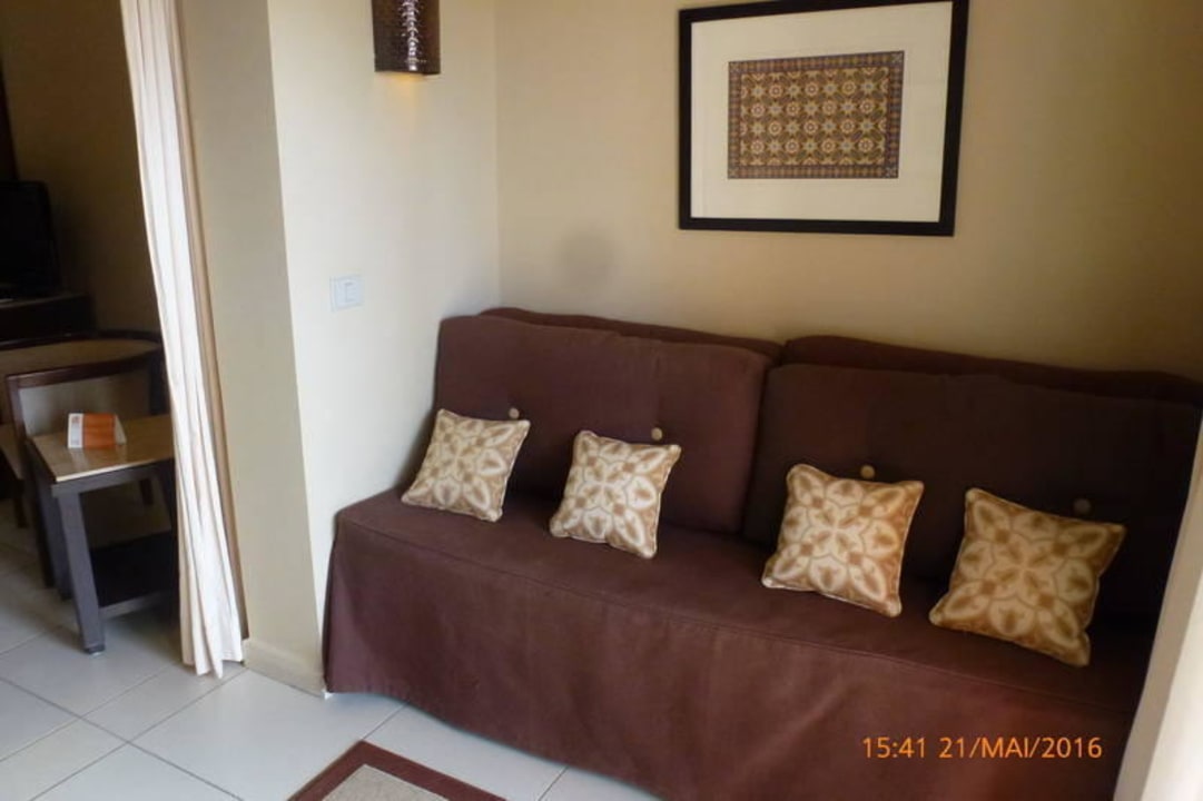 Couch gegenüber vom kleinen Bett Jaz Dar EL Madina