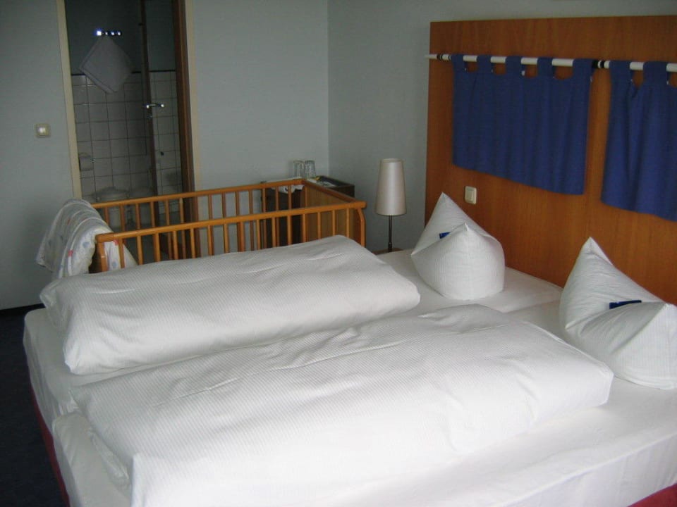 Familienzimmer / Schlafzimmer mit Kinderbett Hotel Am Bühl