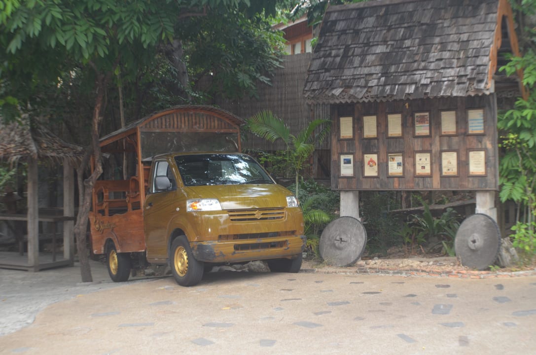 Shuttelauto innerhalb der Anlage Santhiya Koh Phangan Resort & Spa