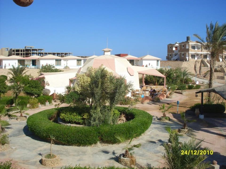 Blick auf Restaurant und Gartenanlage Hotel Coral Garden