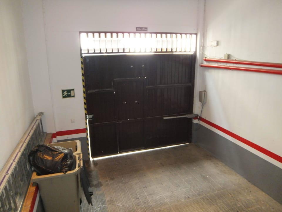 Einfahrt Tiefgarage an Hinterseite Hotel Patio de la Alameda