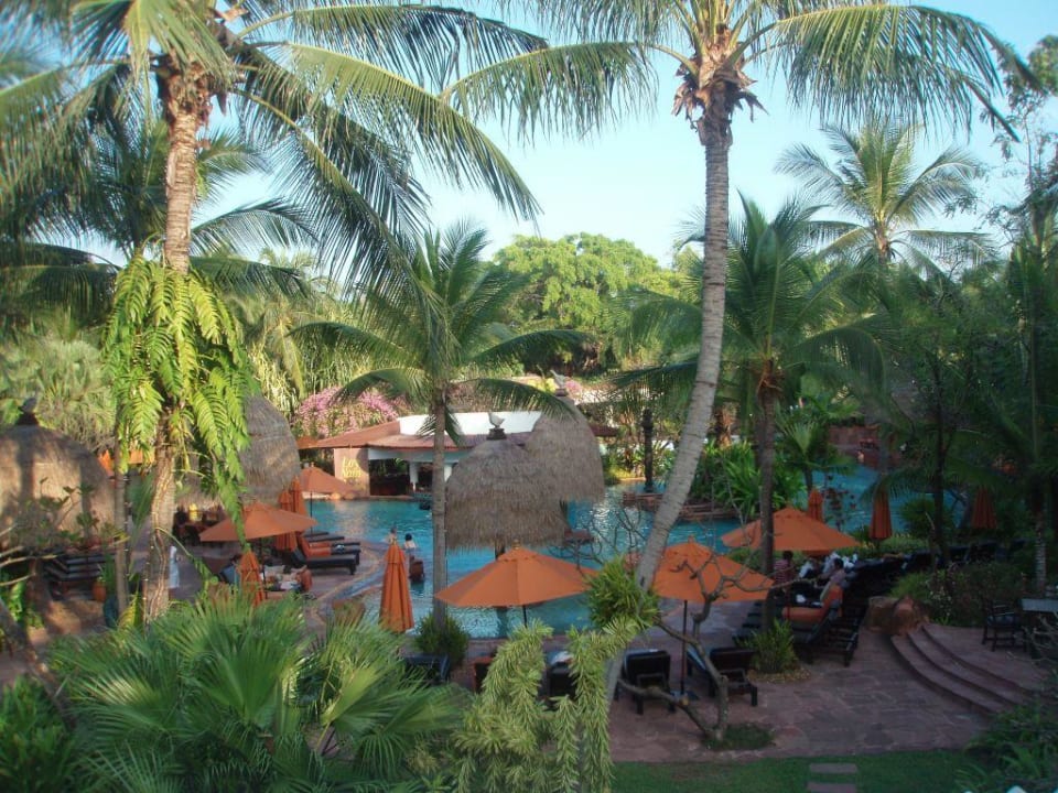 Widok z tarasu na basen Anantara Hua Hin Resort