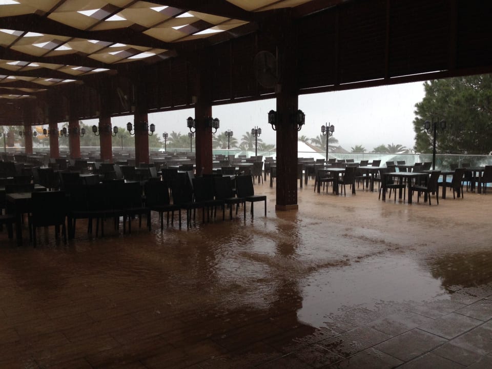 Hauptrestaurant Terrasse bei starkem Regen Paloma Oceana