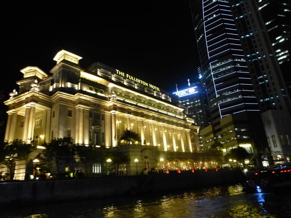 Singapur bei Nacht Hotel The Fullerton
