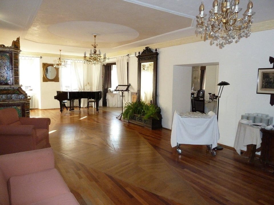 Halle vor Restaurant und der Bar Romantic Hotel Excelsior