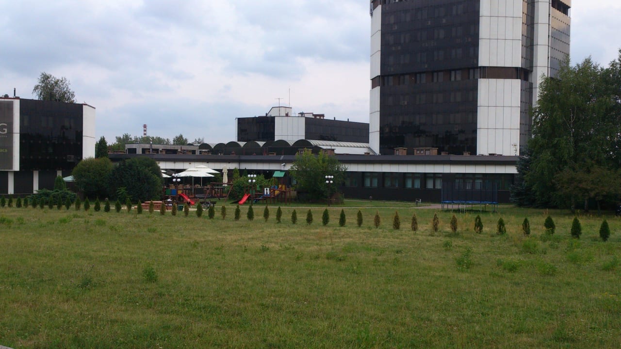 Plac zabaw przed hotelem Hotel Kongresowy