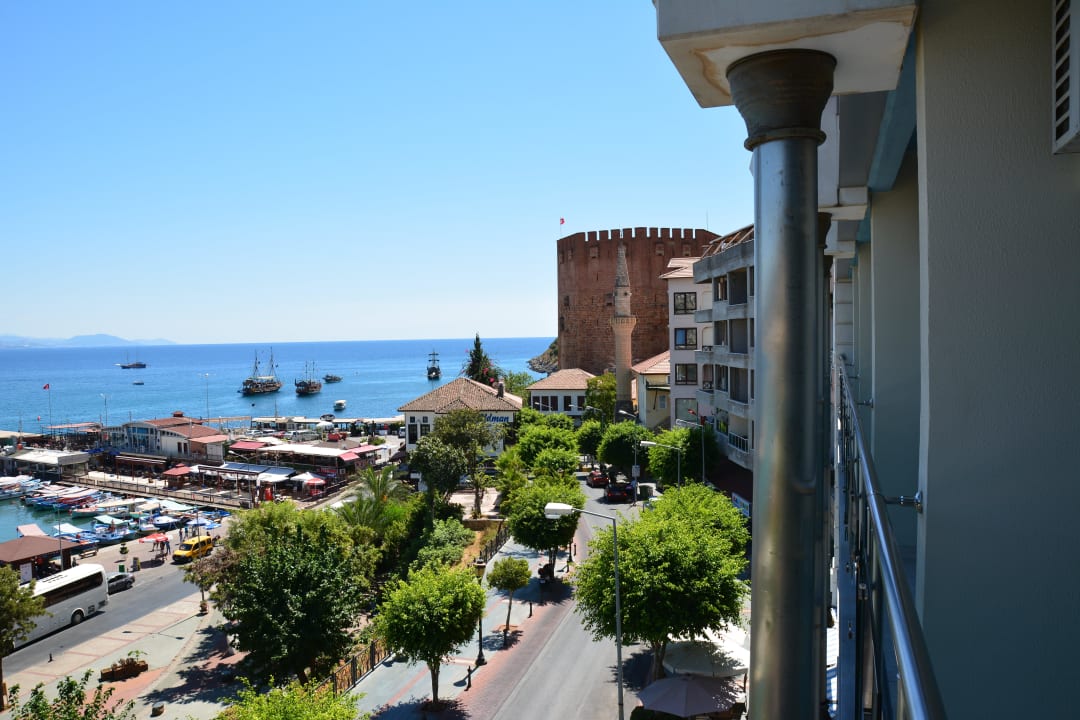 Das rote Turm aus unseren balkon Numa Port Hotel