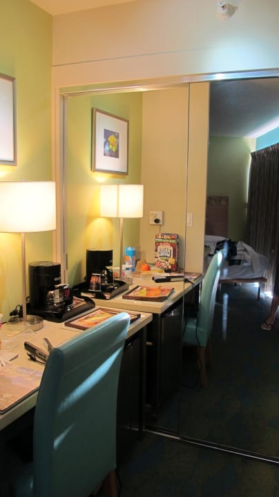 Kleiderschrank und Schreibtisch Hotel Aston Waikiki Circle