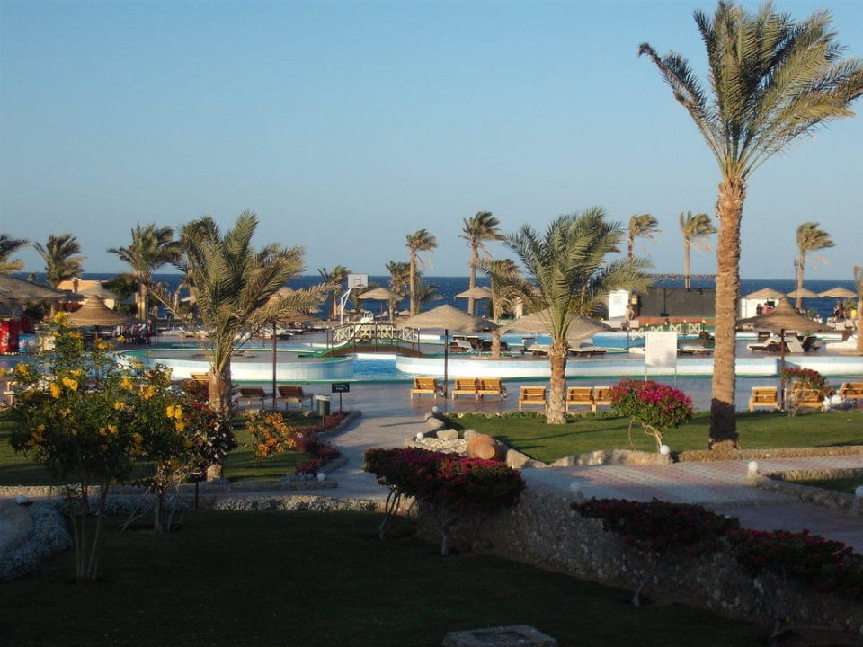 Widok na basen Three Corners Sea Beach Resort