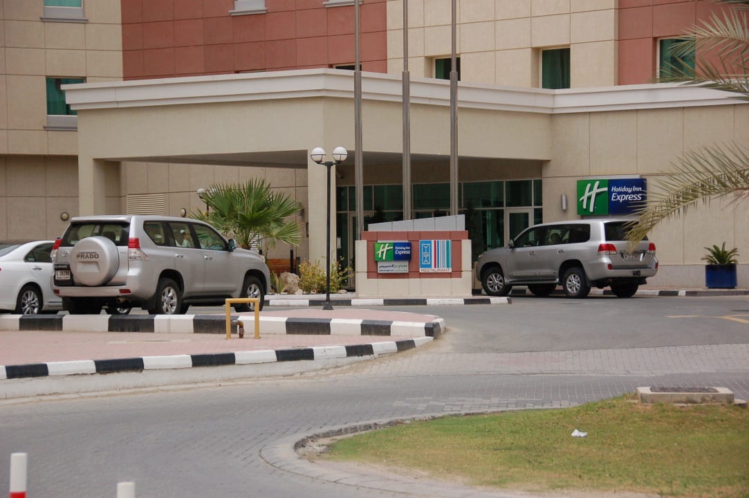 Такси у входа Holiday Inn Express Dubai Airport