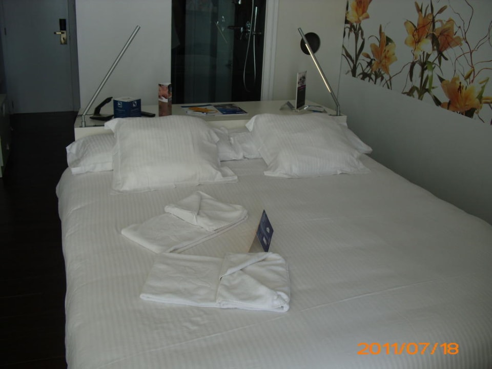 Zimmer 216 Bett mit Meerblick Iberostar Waves Bahia de Palma