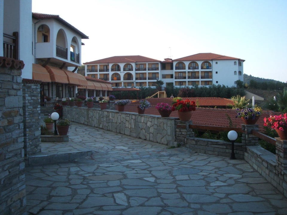 Weg zur Rezeption/Restaurant Akrathos Beach Hotel