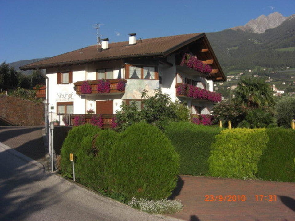 Die Westseite mit Erkerwohnung Appartement Neuhof