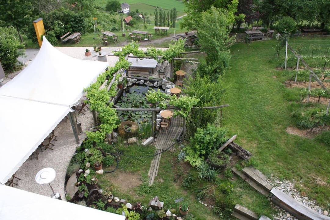Blick vom Zimmer/Balkon auf den Garten Weingartenhotel Harkamp