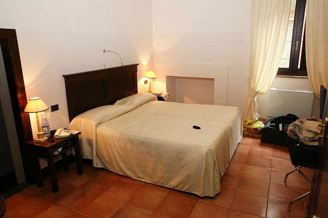 Blick aus Richtung Bad ins Zimmer Hotel Palazzo Piccolomini