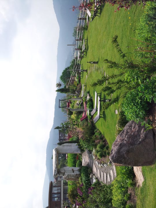Teil der schönen Gartenanlage Hotel Chalet Mirabell