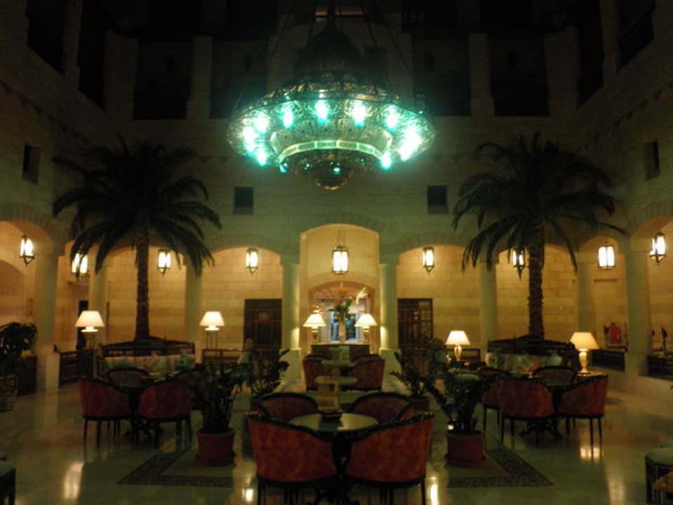 Innenbereich am Abend Mövenpick Resort Petra