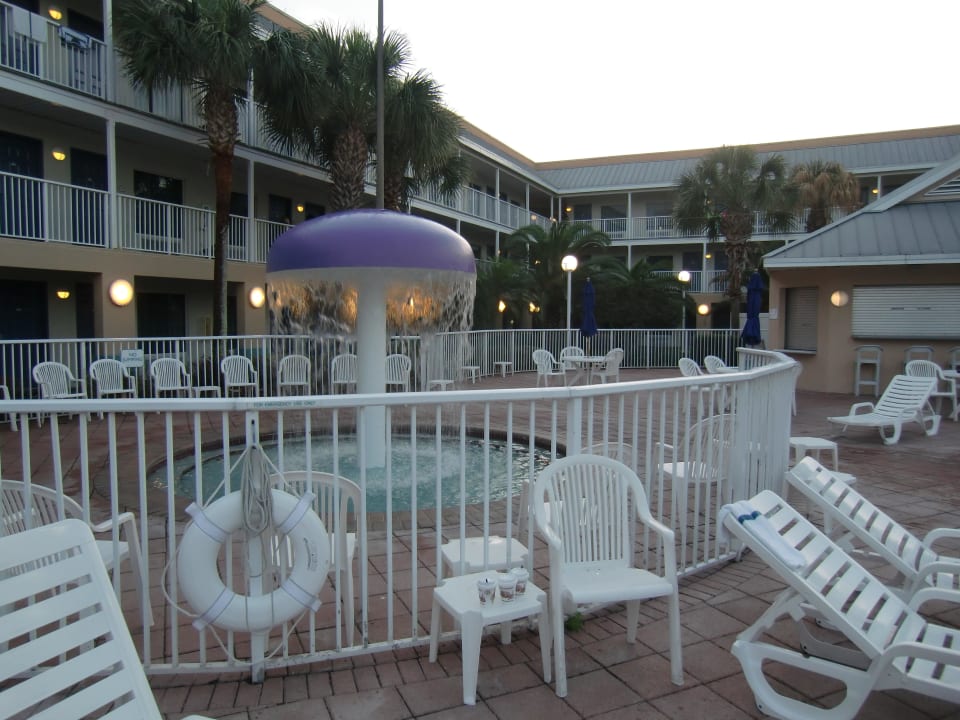 Kleiner Pool mit Blick auf die Bar Clarion Suites Maingate Resort