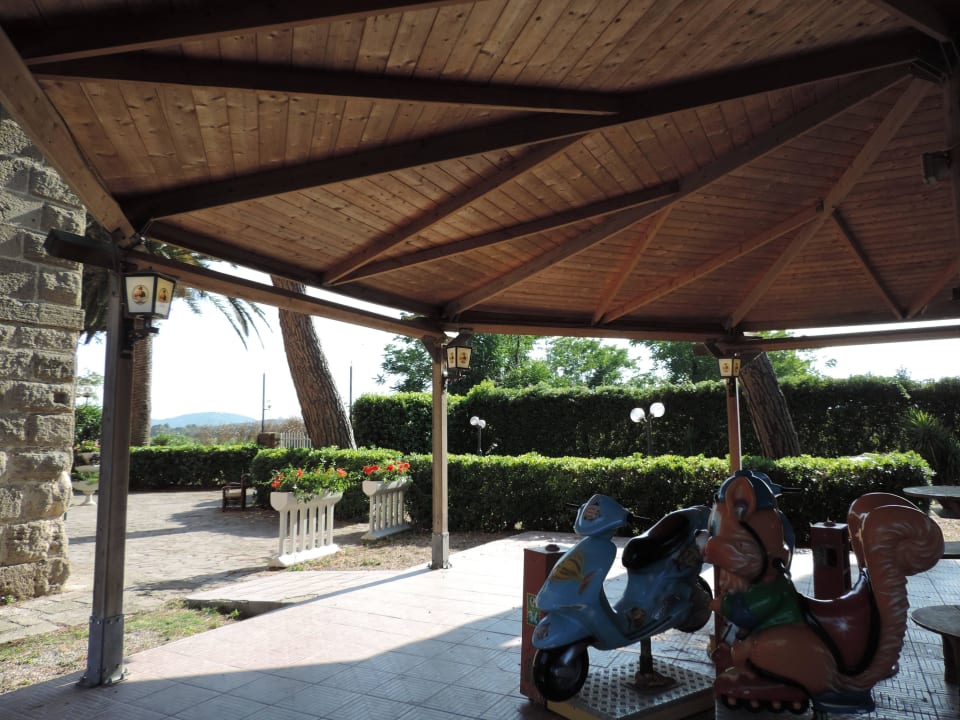 Venkovní posezení u zrušené restaurace Park Albatros Village