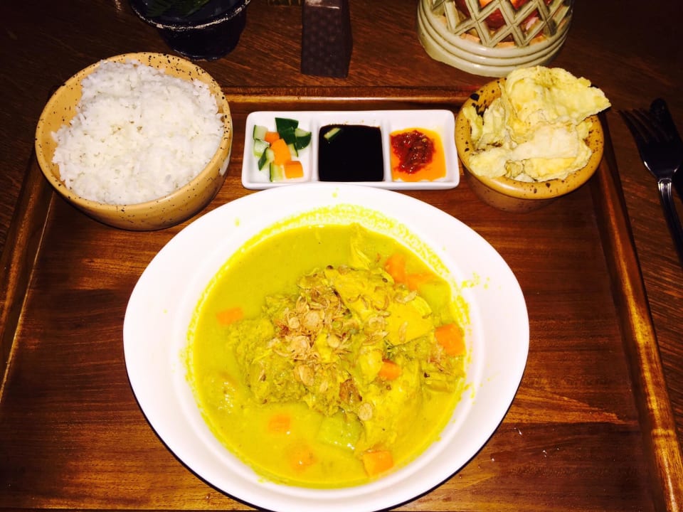 Chicken-Curry Waterfallrestaurant Ayodya Resort Bali