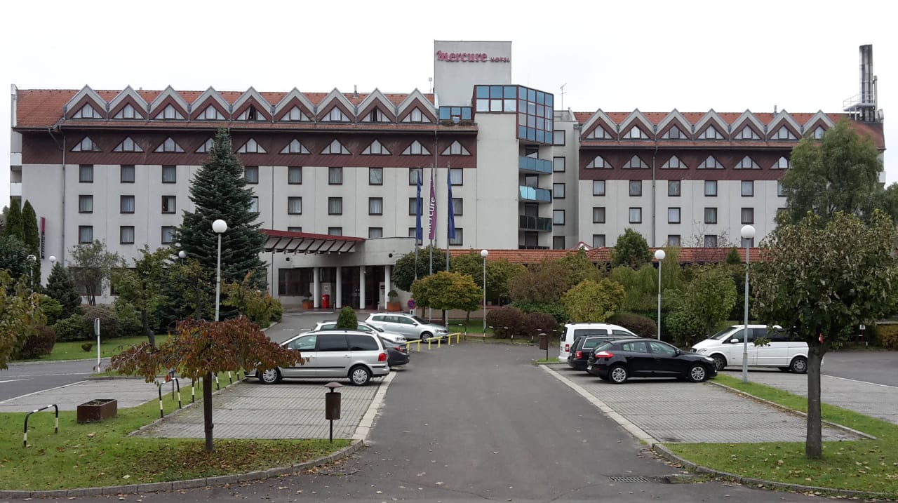 Blick vom bewachten Parkplatz Hotel Mercure Jelenia Gora