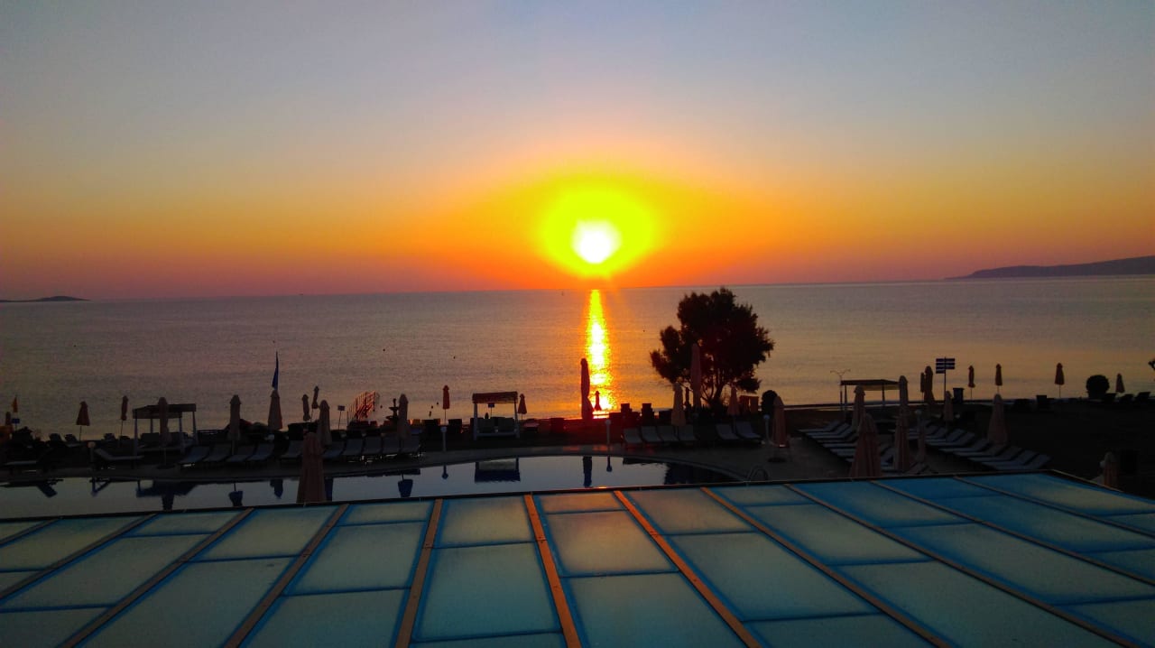 Sonnenuntergang am Strand Kiani Beach Resort Family All Inclusive