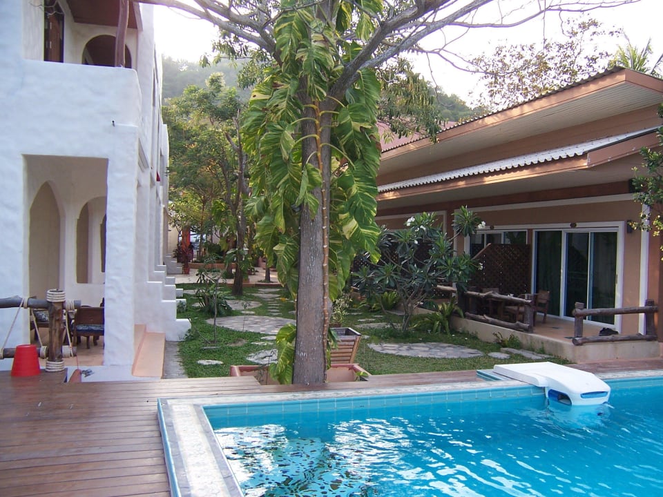 Blick vom Pool in den Innenhof Hotel Koh Tao Toscana