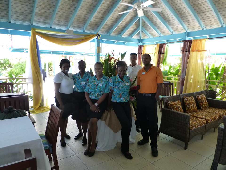 Die freundliche Bedienung  am Strandrestaurant Bay Gardens Beach Resort