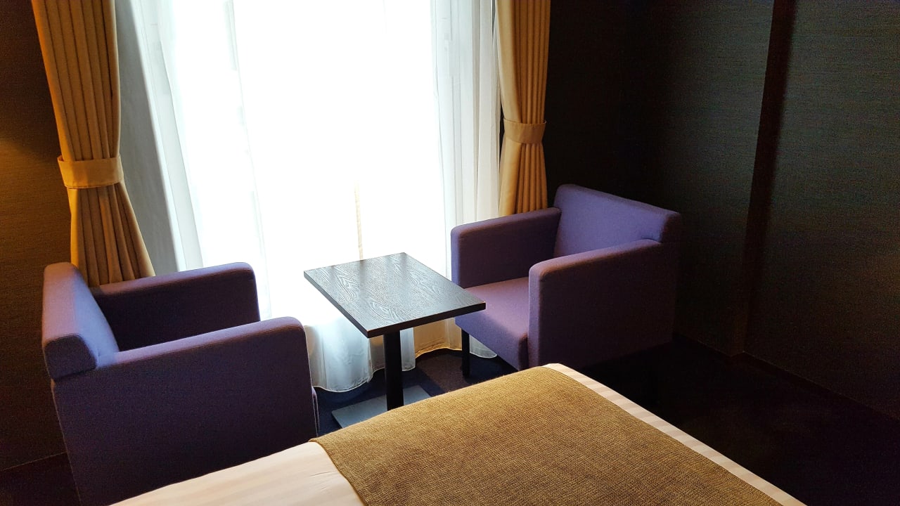 Sessel müssen umplatziert werden, wenn man Koffer öffnen wil The Gate Hotel Kaminarimon by Hulic