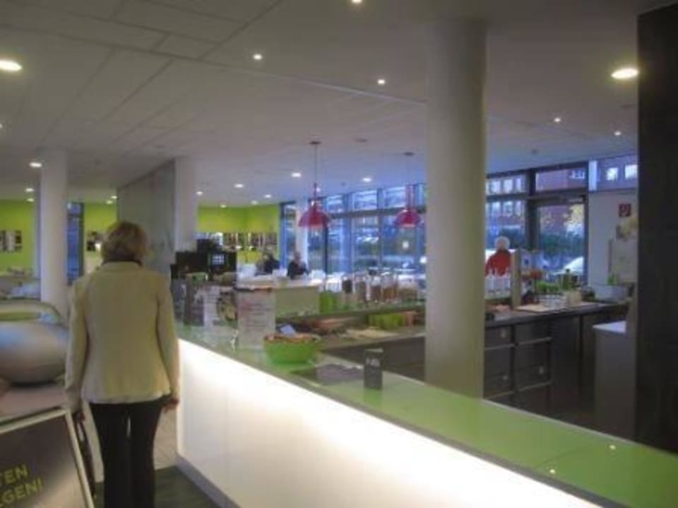 Rezeption mit Blick in den Frühstücksbereich Prize by Radisson, Bremen City