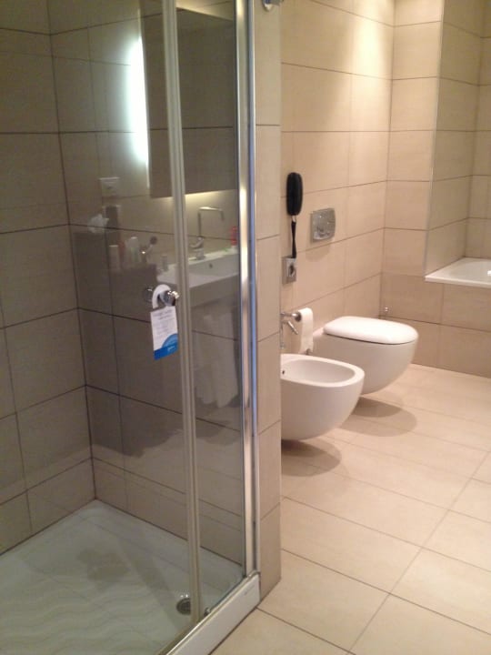 Bad Deluxe-Zimmer 5. OG Radisson Blu Hotel Milan