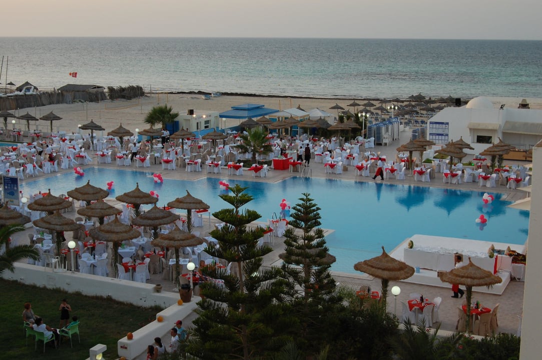 Vorbereitung für das Buffet am Pool  Calimera Yati Beach