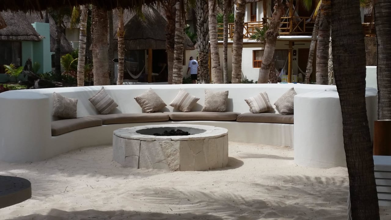 Romantische Feuerstelle mit Kissen Mahekal Beach Resort