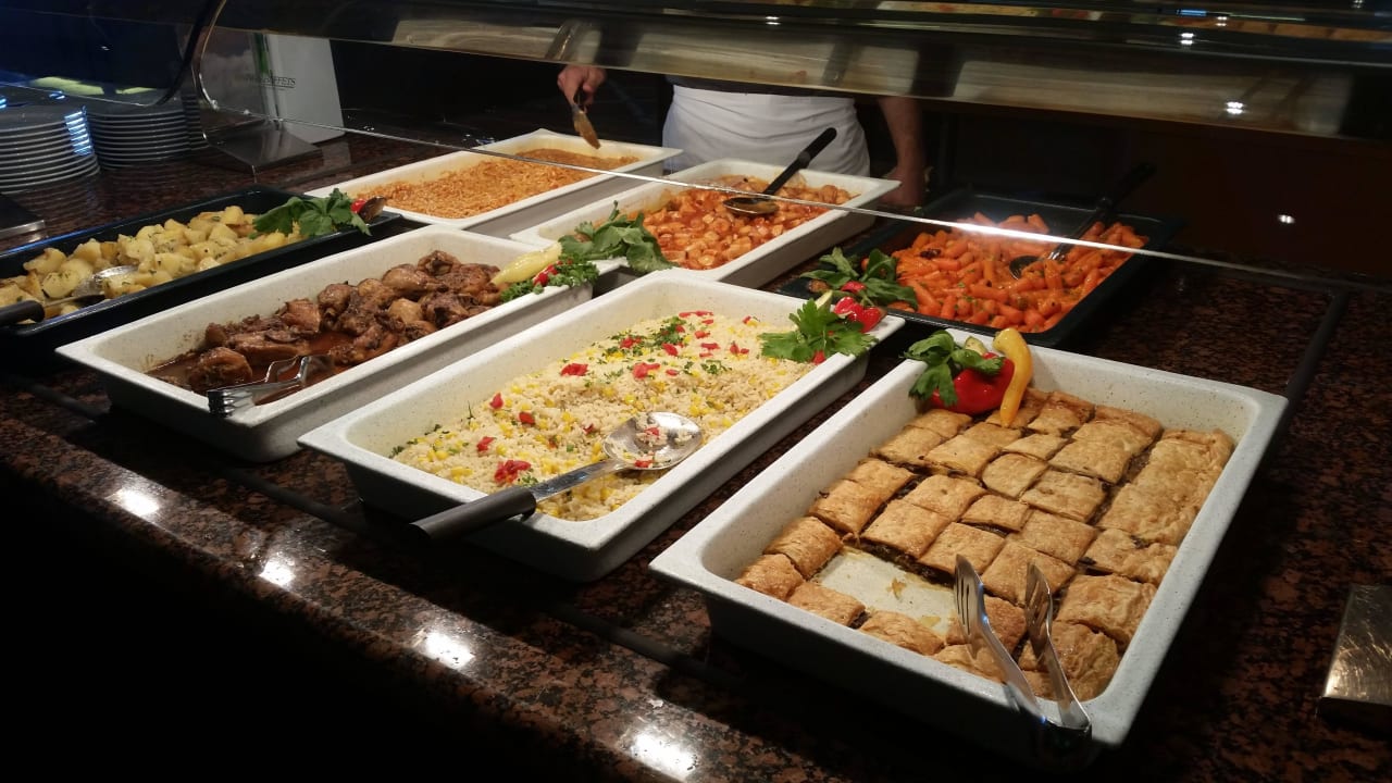 Warmes Buffet mittags Creta Maris Resort