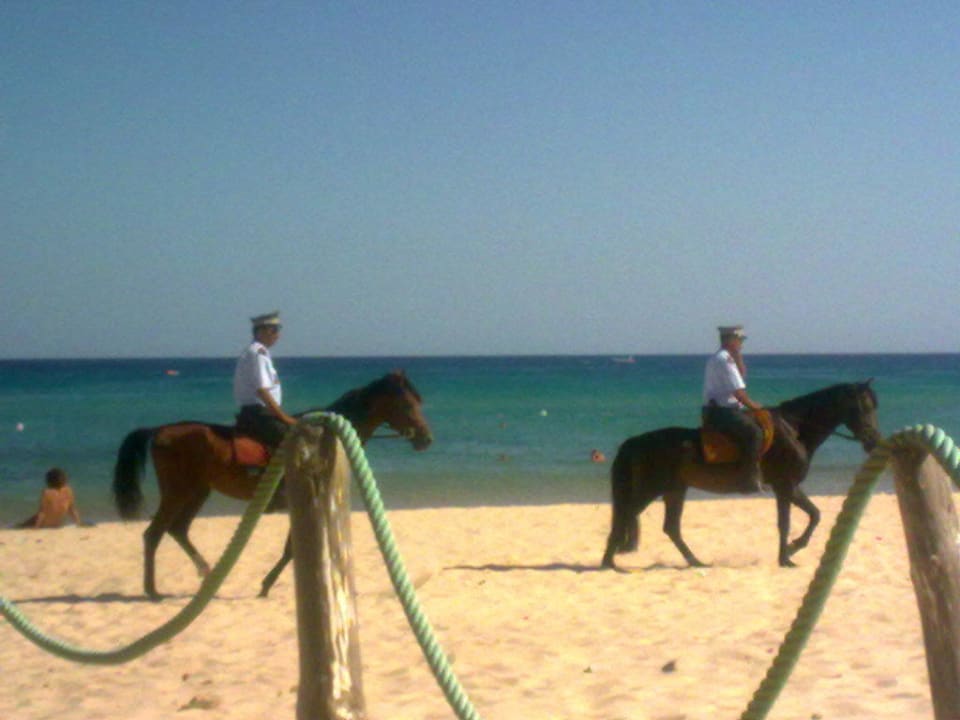 Polizisten am Strand Hotel Royal Nozha