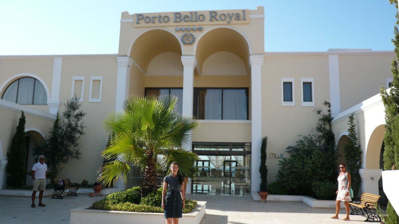 Hotelzufahrt - Eingang Porto Bello Royal